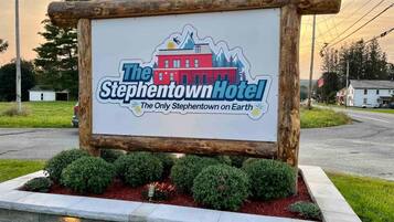 Une enseigne pour l’hôtel Stephentown, avec un logo représentant un bâtiment et des montagnes.