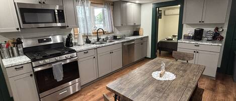 ثلاجة، ميكروويف، فرن، موقد طهي مسطح