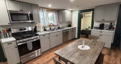 2 Bed Berkshire Apt minutes to Jiminy Peak Ski