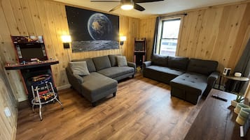 Televisión, chimenea y estéreo