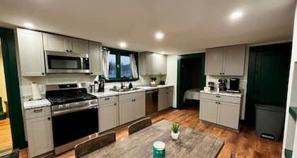 2 Bed Berkshire Apt minutes to Jiminy Peak Ski