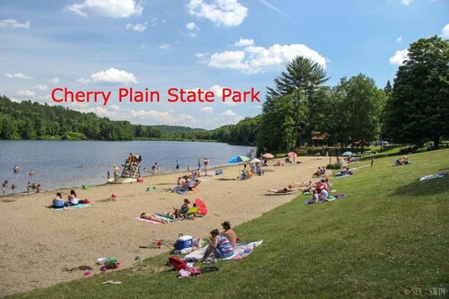 2 Bed Berkshire Apt minutes to Jiminy Peak Ski