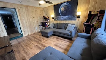 Télévision, cheminée, chaîne hi-fi