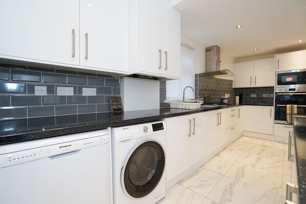 Refrigerador, microondas, horno y lavavajillas 