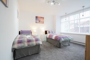 5 bedrooms, iron/ironing board, WiFi, bed sheets