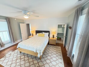 3 bedrooms, iron/ironing board, free WiFi, bed sheets - Cozy Cottage - quaint and comfy - 5 blocks to the beach, 1 block to Mason Ave. (Cape Charles)
