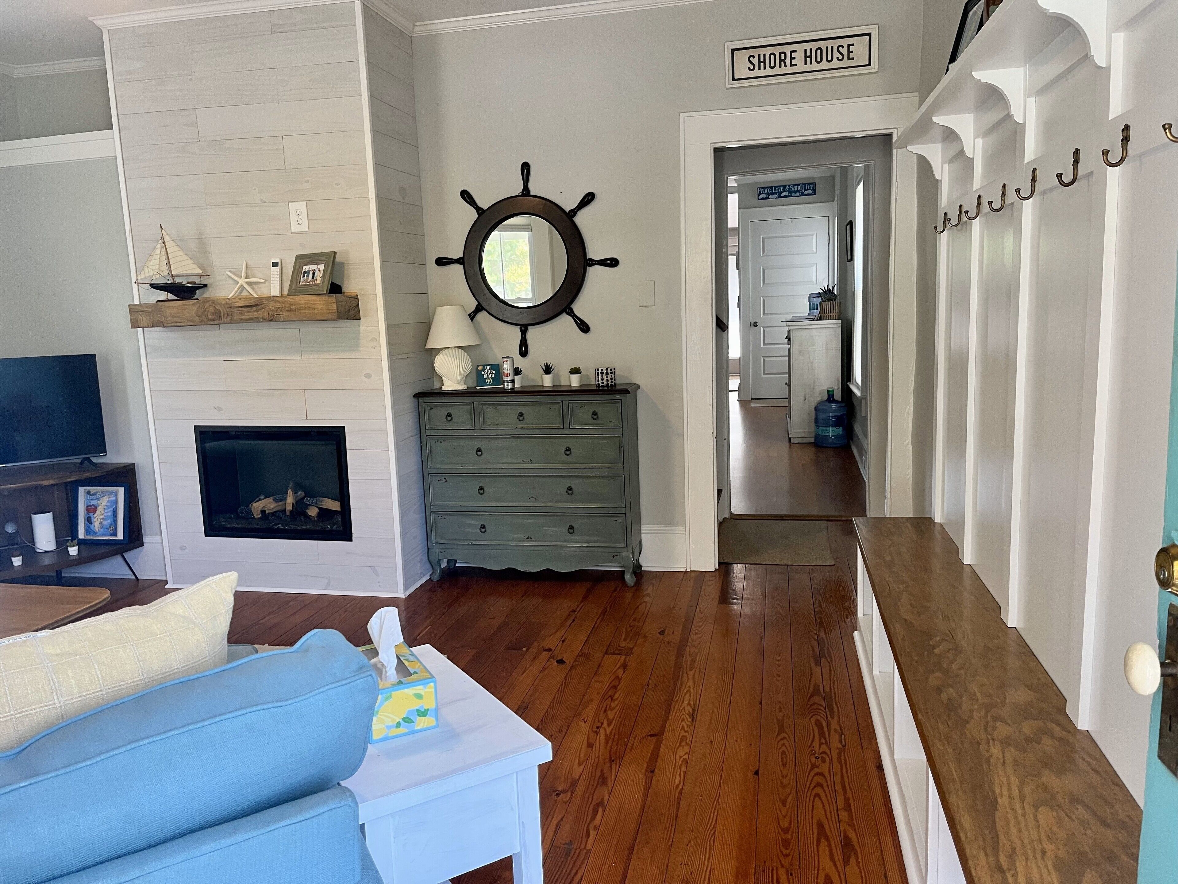 智能电视、壁炉、书、立体声音响