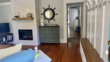 智能电视、壁炉、书、立体声音响