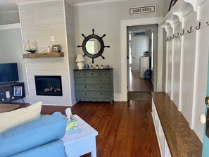 Smart TV, chimenea, libros y estéreo