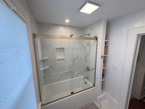 Ensemble douche/baignoire, serviettes fournies