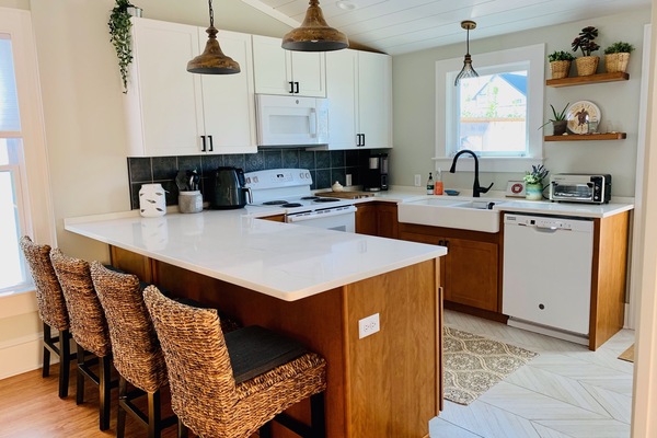 Kjøleskap, mikrobølgeovn, ovn og kokeplater