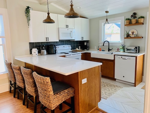 Cozy Cottage - quaint and comfy - 5 blocks to the beach, 1 block to Mason Ave.