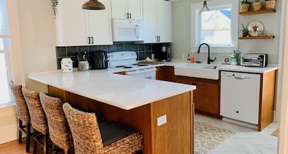 Cozy Cottage - quaint and comfy - 5 blocks to the beach, 1 block to Mason Ave.