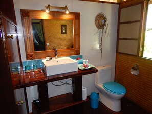 Shower, free toiletries, hair dryer, towels - Junior Suite, garden side, 1 bedroom, kitchen, bathroom, lagoon (Moorea)