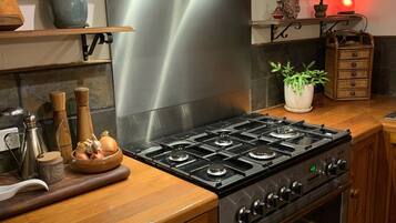 Frigorífico, horno, placa de cocina y lavavajillas