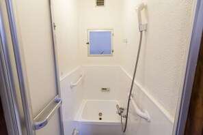 Casa, para no fumadores (Private Vacation Home) | Baño | Tina y regadera independientes, secadora de cabello, pantuflas, toallas 