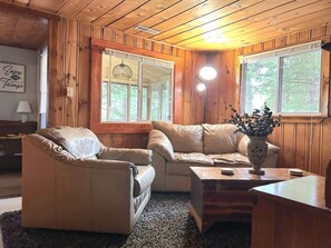 Smart TV, fireplace, DVD player, books - "Royce's Outpost" nearby trails and AuSable River (Luzerne)