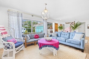 Smart TV, video games, ping pong - Tequesta/Jupiter Pool Home close to Beaches and Dining. 2 miles to the beach. (Tequesta)