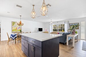 Interior - Tequesta/Jupiter Pool Home close to Beaches and Dining. 2 miles to the beach. (Tequesta)