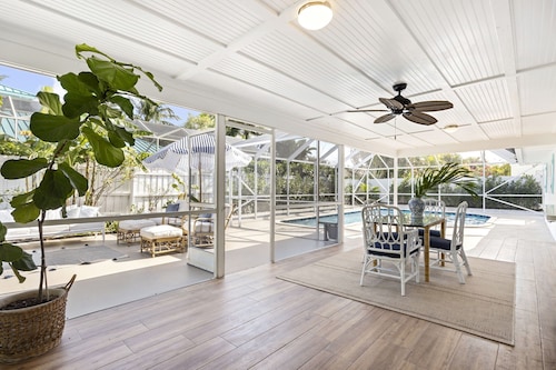 Tequesta/Jupiter Pool Home close to Beaches and Dining. 2 miles to the beach.