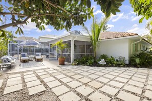 Terrace/patio - Tequesta/Jupiter Pool Home close to Beaches and Dining. 2 miles to the beach. (Tequesta)