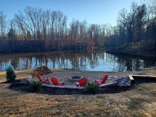 Hilltop Retreat 2: Spacious, pond-front home for 12 near wine trail!