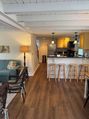 Spacious One Bedroom Carriage House at the Beach!