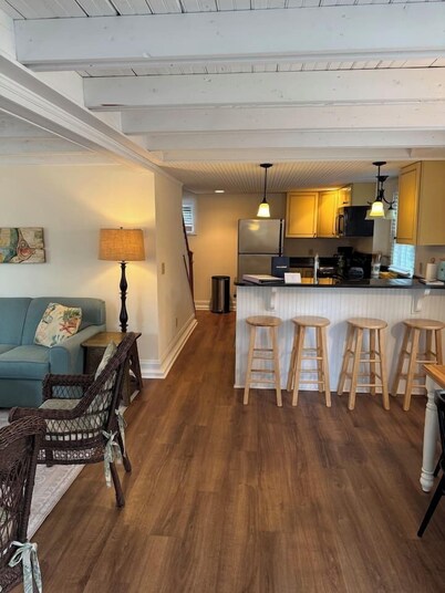 Spacious One Bedroom Carriage House at the Beach!