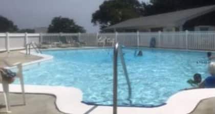 Heart of VH, walk to ferry, shops & restaurants. Pool, AC & beach gear provided!