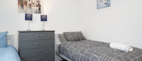 3 quartos, ferros/tábuas de passar roupa, Wi-Fi, roupa de cama