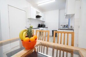 Microwave, oven, stovetop, coffee/tea maker - COPLOW HOUSE 3 BEDROOMS 5 BEDS SLEEPS 5-7  (Birmingham)