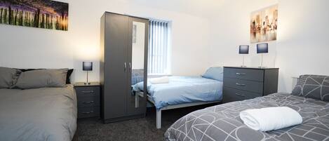 3 bedrooms, iron/ironing board, WiFi, bed sheets