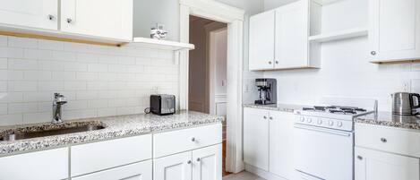 Réfrigérateur, micro-ondes, four, cafetière/bouilloire