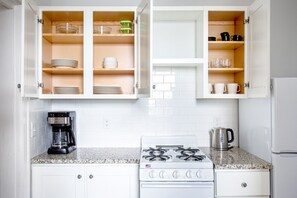 冷蔵庫、電子レンジ、オーブン、コーヒー / ティーメーカー