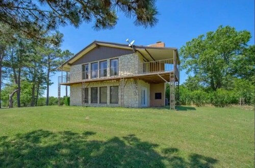 Primrose Farmhouse (Near Turner Falls) 