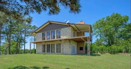Primrose Farmhouse (Near Turner Falls)