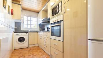 Een koelkast, een magnetron, een broodrooster, een kinderstoel