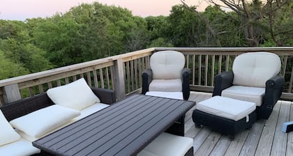 A private, wooded home in Emerald Isle, NC, 5th row from the beach (5 min walk)
