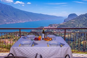 Outdoor dining - Residence Bellevue 2, Tremosine, Italy (Tremosine)