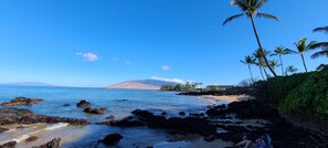 Plage à proximité, chaises longues, serviettes de plage