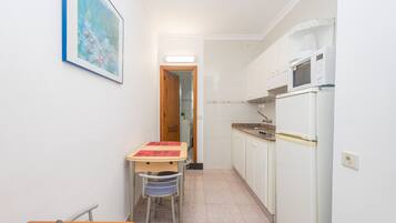 Geladeira, micro-ondas, cooktop, cafeteira/chaleira