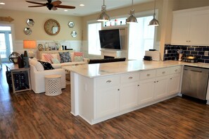 TV - Moana - Walk to beach in Surfside (Surfside Beach)