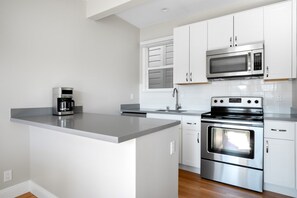 Frigorífico, microondas, horno y lavavajillas