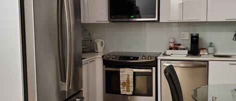 Microondas, lavavajillas, cafetera y tetera y utensilios de cocina