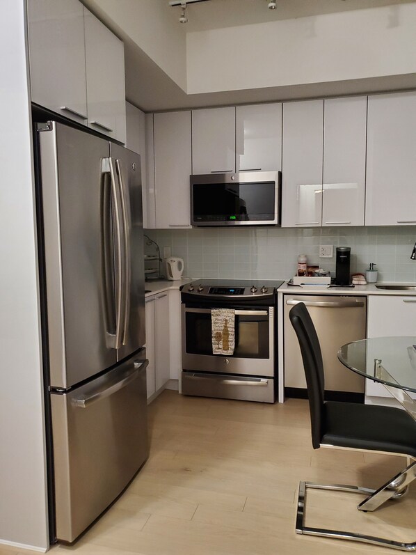 Microwave, dishwasher, coffee/tea maker, cookware/dishes/utensils