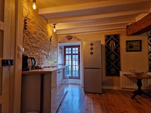 Réfrigérateur, micro-ondes, plaque de cuisson, cafetière/bouilloire