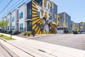 A modern apartment building with a large mural on the side. - H16 ~ 4 Private Suites ~ Huge Private Rooftop ~ 6 Beds ~ 8 Minutes to Downtown (Nashville)