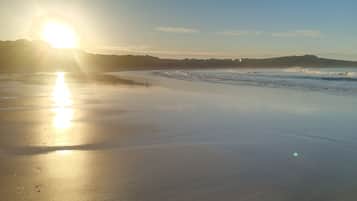 Plage à proximité, chaises longues
