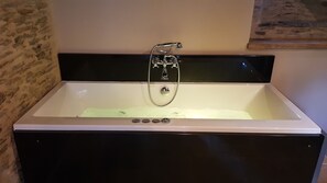 Douche, baignoire à jets, sèche-cheveux, serviettes fournies