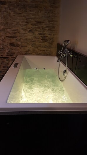 Doccia, vasca idromassaggio, asciugacapelli, asciugamani